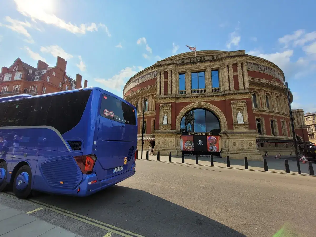 Blauer Reisebus vor dem Royal Albert Hall. Gute Eberhardt Travel Erfahrungen in London.