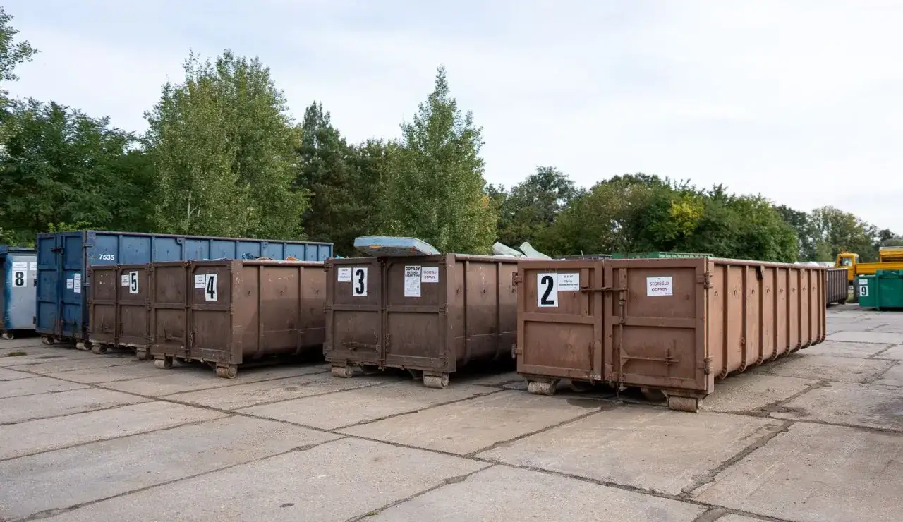 Duże kontenery na śmieci, niekt&oacute;re oznaczone numerami. Zastanawiasz się, gdzie wywieźć śmieci zmieszane? To miejsce może być odpowiedzią.