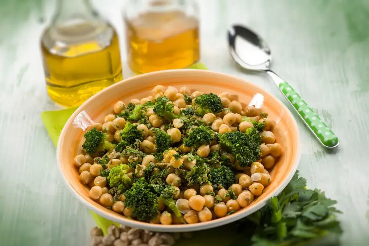 Ceci &egrave; un piatto di ceci e broccoli conditi, un'ottima alternativa al cous cous.