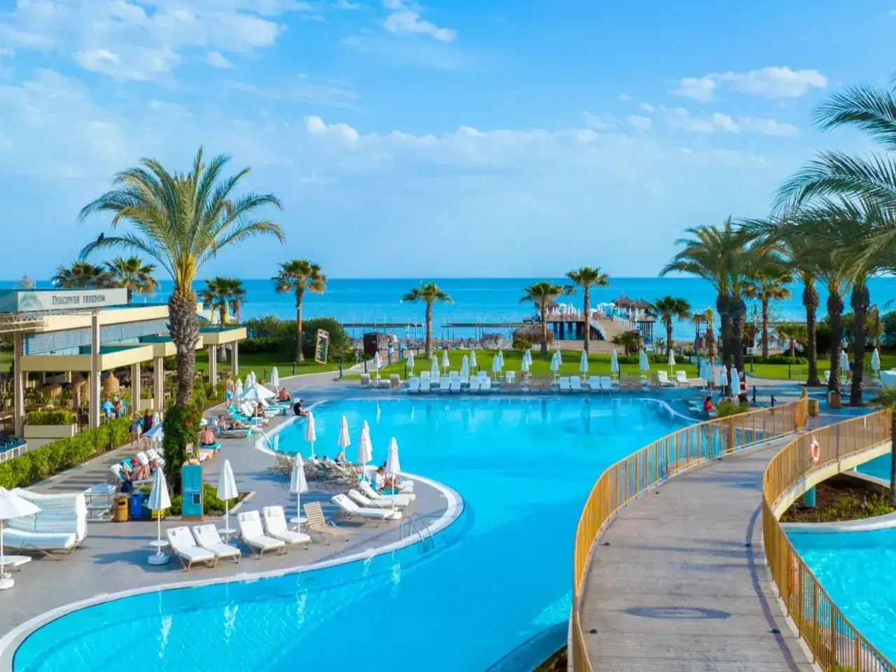 Luksusowy resort z basenem i palmami nad morzem. Tu all inclusive to znaczy pełen relaks i brak zmartwień.