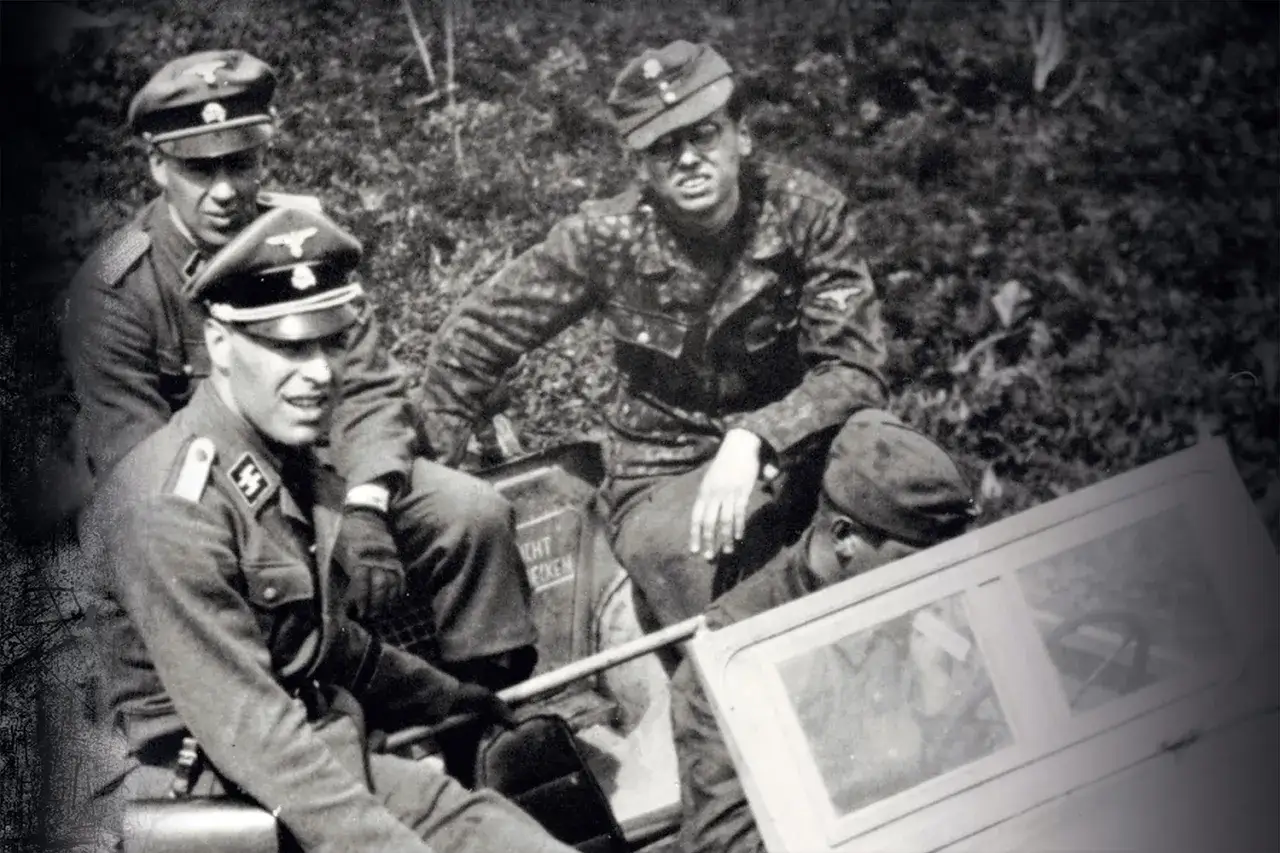 Fyra ss soldat sitter i ett fordon. En av dem b&auml;r en kamouflagedr&auml;kt.