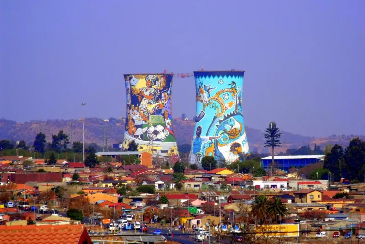 Tv&aring; f&auml;rgstarka kyltorn i Johannesburg, Sydafrika, prydda med konst som skildrar musik och sport.