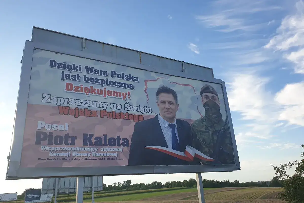 Plakat kampanii wyborczej Piotra Kalety z żołnierzem. 
