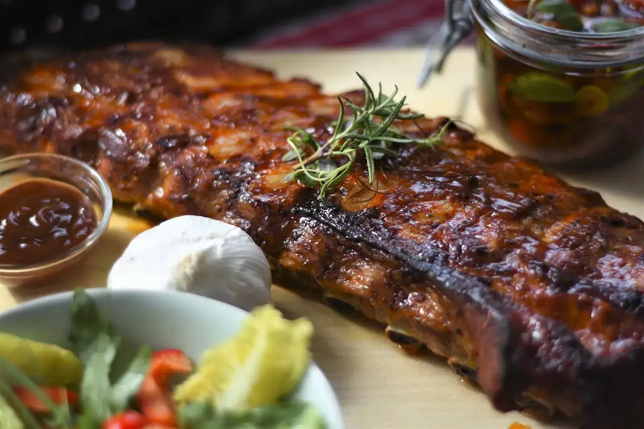 różne rodzaje żeberek wieprzowych do pieczenia