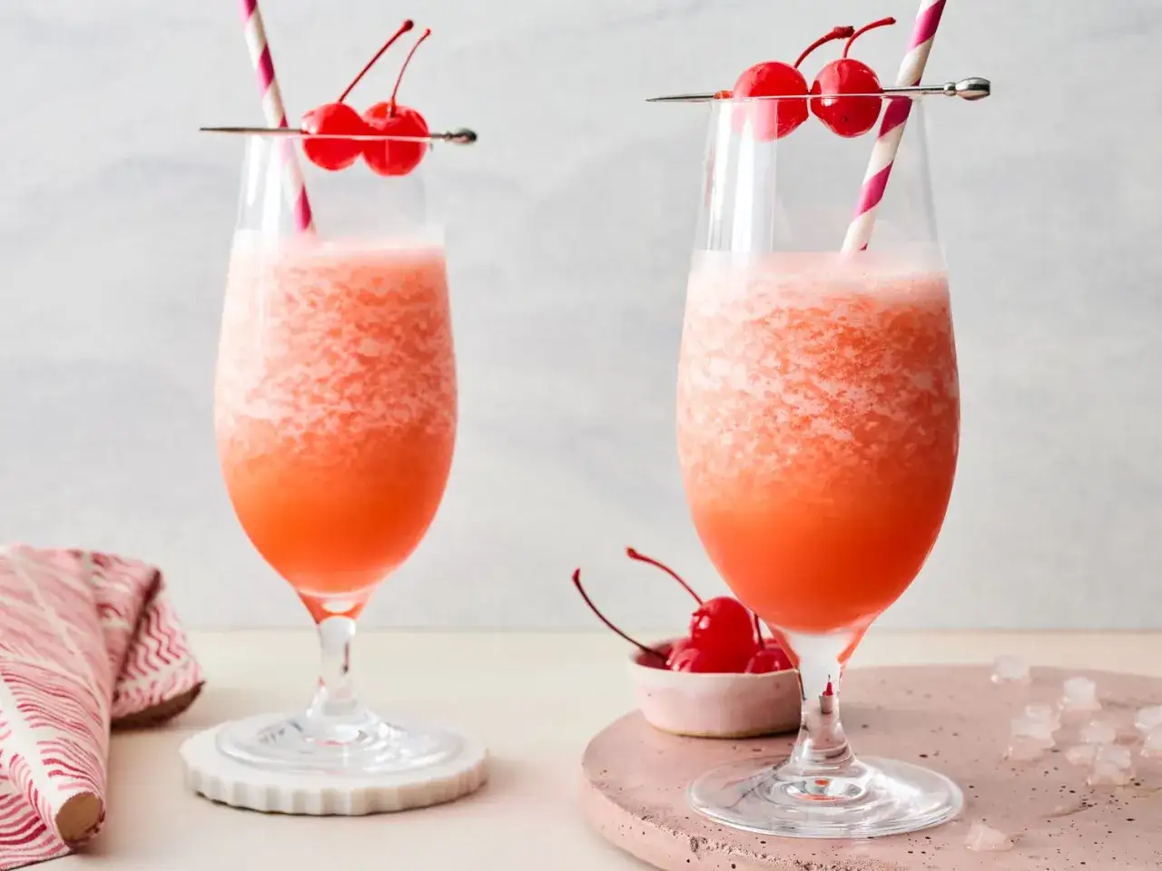 Dwa orzeźwiające drinki Bahama Mama, ozdobione wiśniami i słomkami, gotowe na tropikalną przygodę.