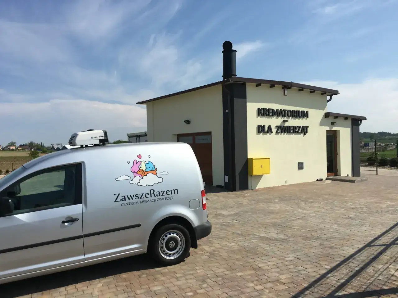 Srebrny van z napisem 