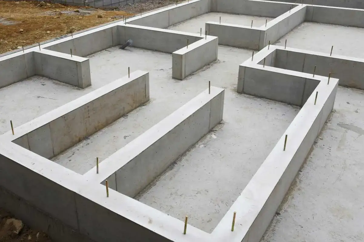 Cimientos de hormig&oacute;n en obra, mostrando el dise&ntilde;o de estructuras para una futura edificaci&oacute;n.