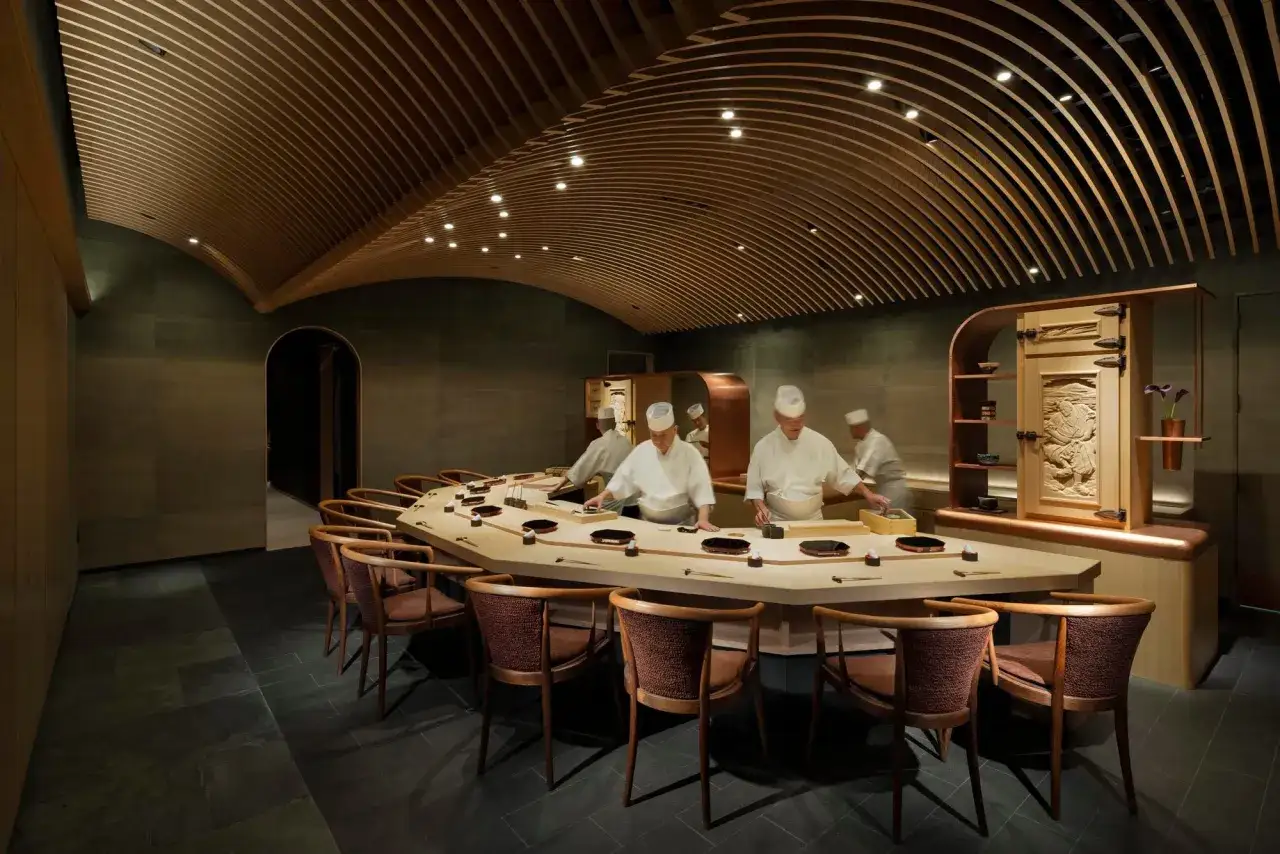 K&ouml;che bereiten das teuerste Sushi der Welt in einem eleganten Restaurant mit geschwungener Holzdecke zu.