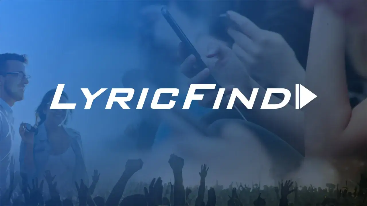 Chcesz znaleźć piosenkę po tekście? Logo LyricFind i ludzie na koncercie.