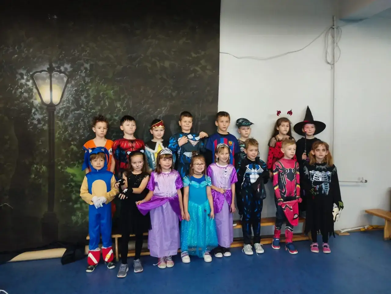 Dzieci w strojach z wypożyczalni kostiumów dziecięcych i karnawałowych Ewa: Sonic, kotek, księżniczki, czarownica, Spider-Man i inne.