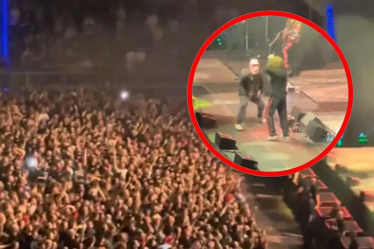 Tłum szaleje na koncercie Limp Bizkit Polska. Na scenie dw&oacute;ch mężczyzn, jeden z nich rzuca czymś w tłum.
