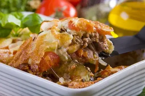 zapiekanka z kalafiora i mięsa mielonego z warzywami