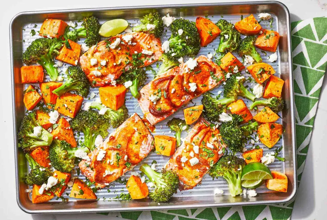 Lax, sötpotatis och broccoli på plåt. En härlig måltid som passar perfekt för antiinflammatorisk kost.