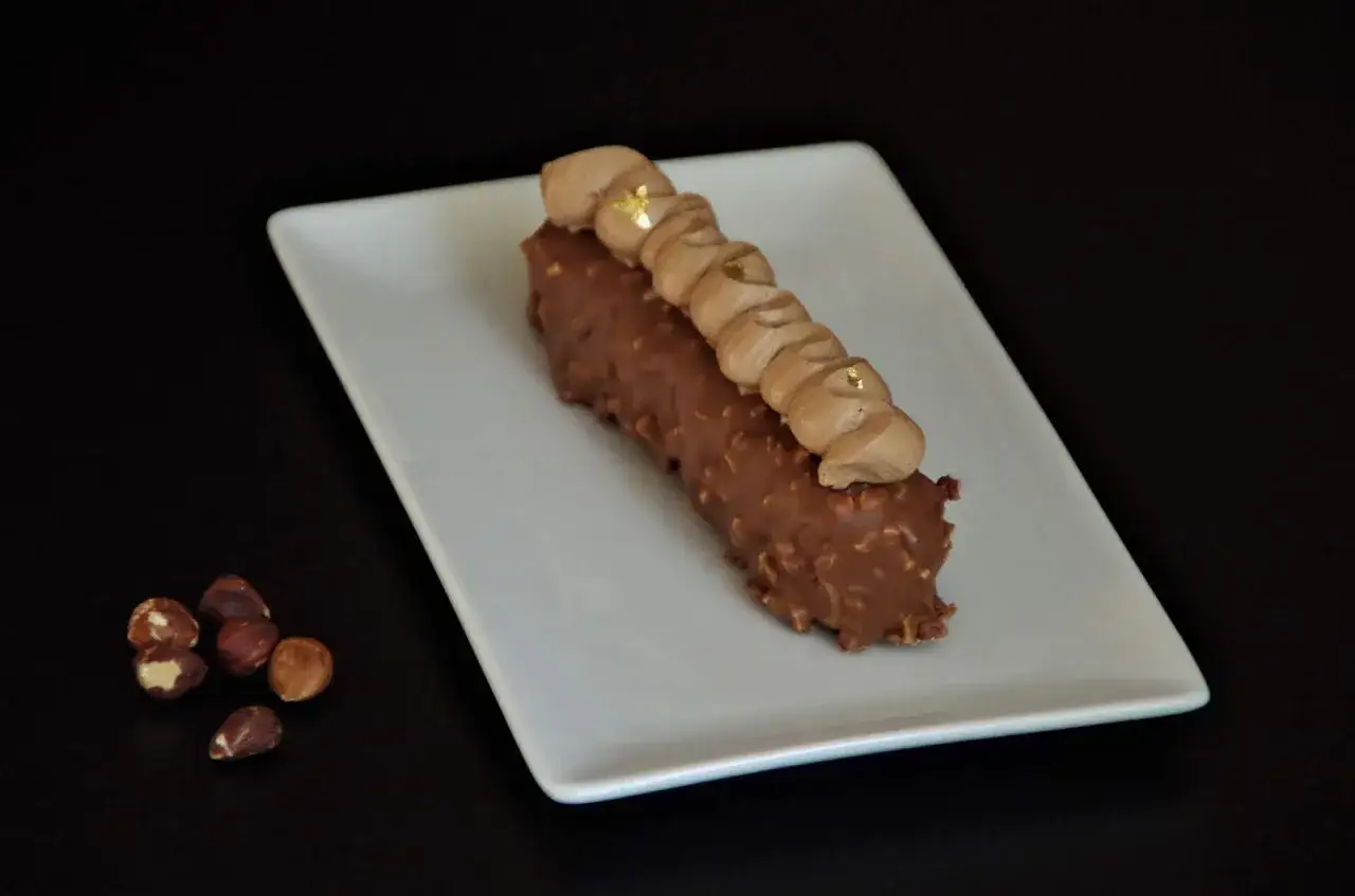 G&acirc;teau au chocolat et noisettes, inspir&eacute; par la recette biscuit Joconde Cyril Lignac. D&eacute;licieux et croquant.