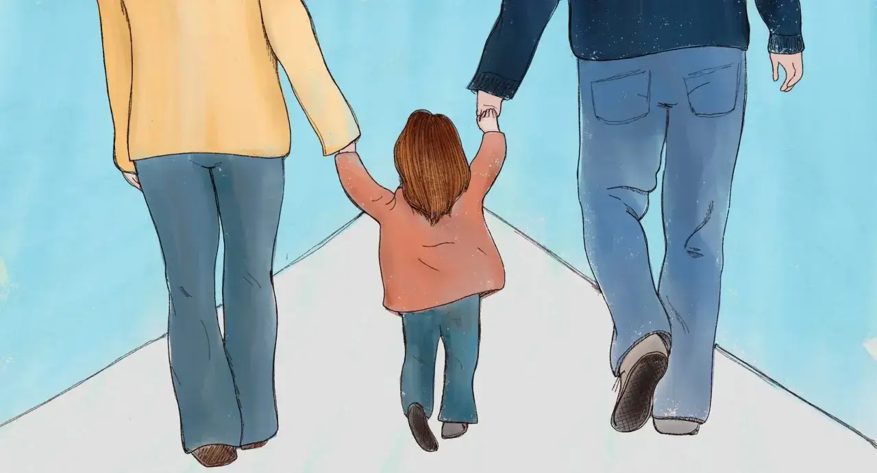 Bambino con due adulti, che camminano tenendosi per mano. Simboleggia la differenza tra affido e adozione, un percorso verso una famiglia.