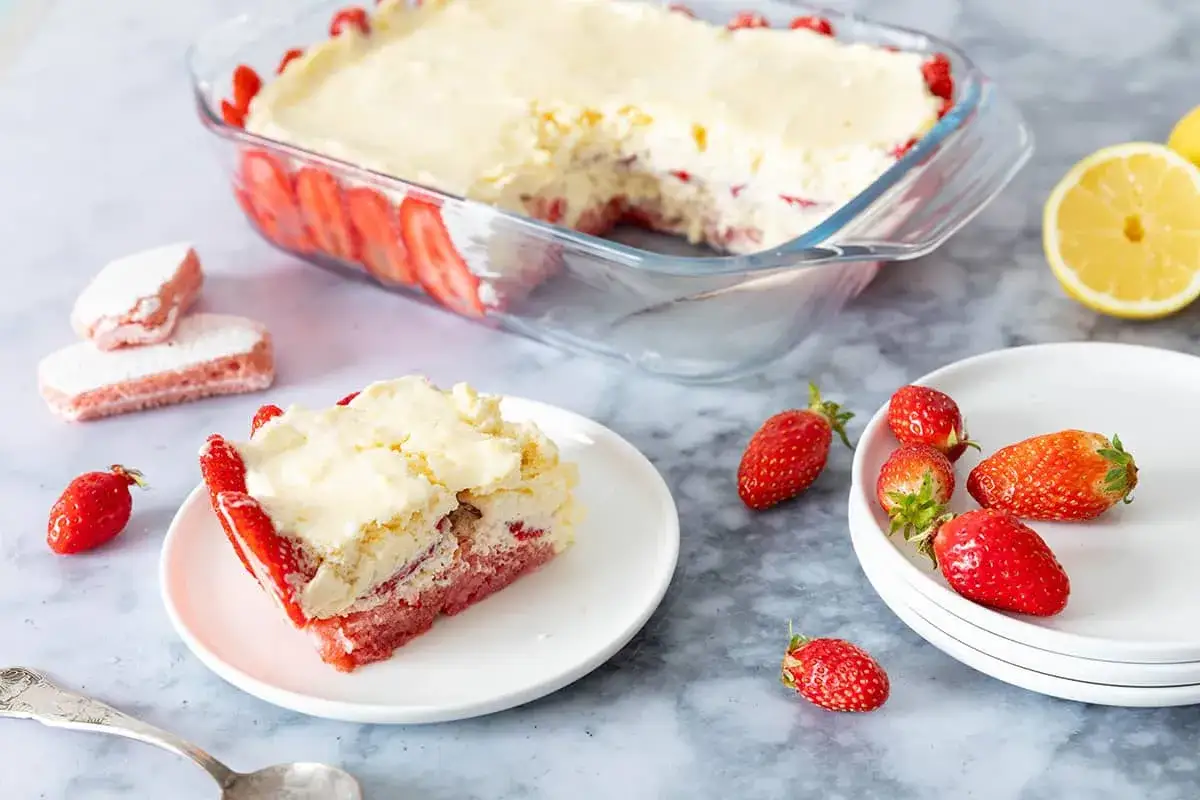 Délicieux tiramisu aux biscuits roses de Reims, garni de fraises fraîches et d'une crème onctueuse.