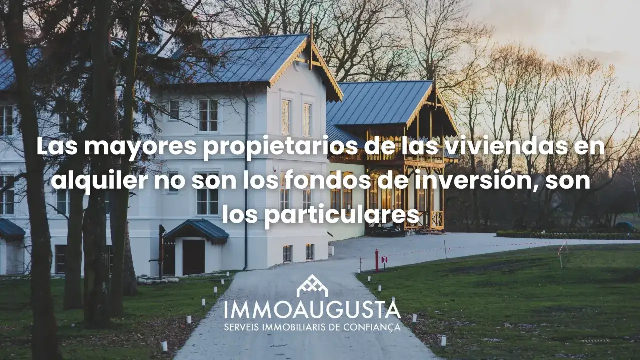 Dos casas blancas con tejados oscuros, rodeadas de árboles. El texto dice: