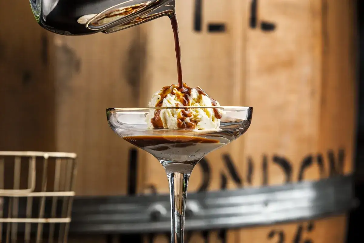 Varm espresso h&auml;lls &ouml;ver vaniljglass i ett elegant glas. En perfekt cafe affogato.
