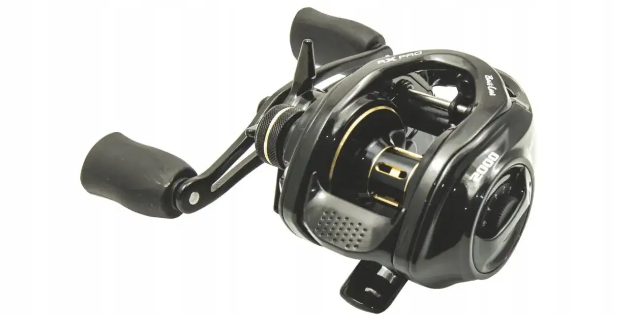 Czarny kołowrotek SPRO RX PRO 2000 Bait Cast, gotowy na przygodę z wędkowaniem.