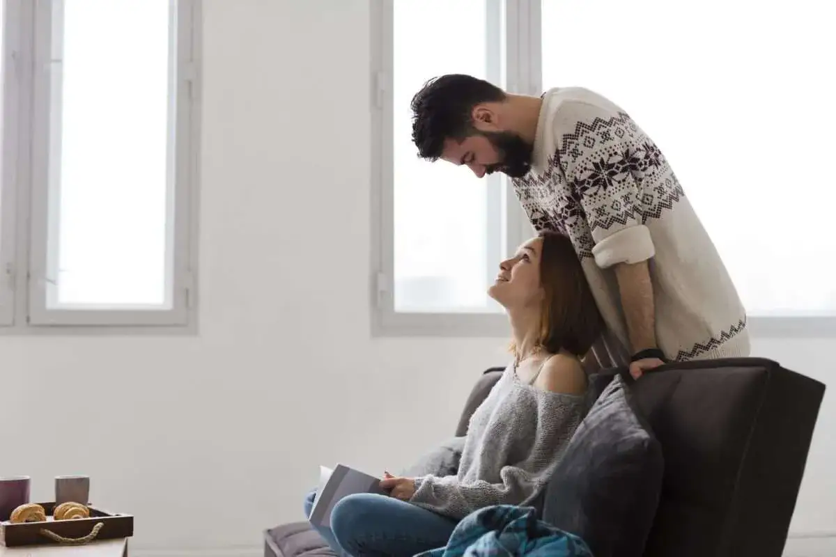 Un homme se penche vers une femme assise, son regard intense. Elle l&egrave;ve les yeux vers lui, un air de d&eacute;fi. Elle semble vouloir poser un ultimatum &agrave; cet homme ind&eacute;cis.