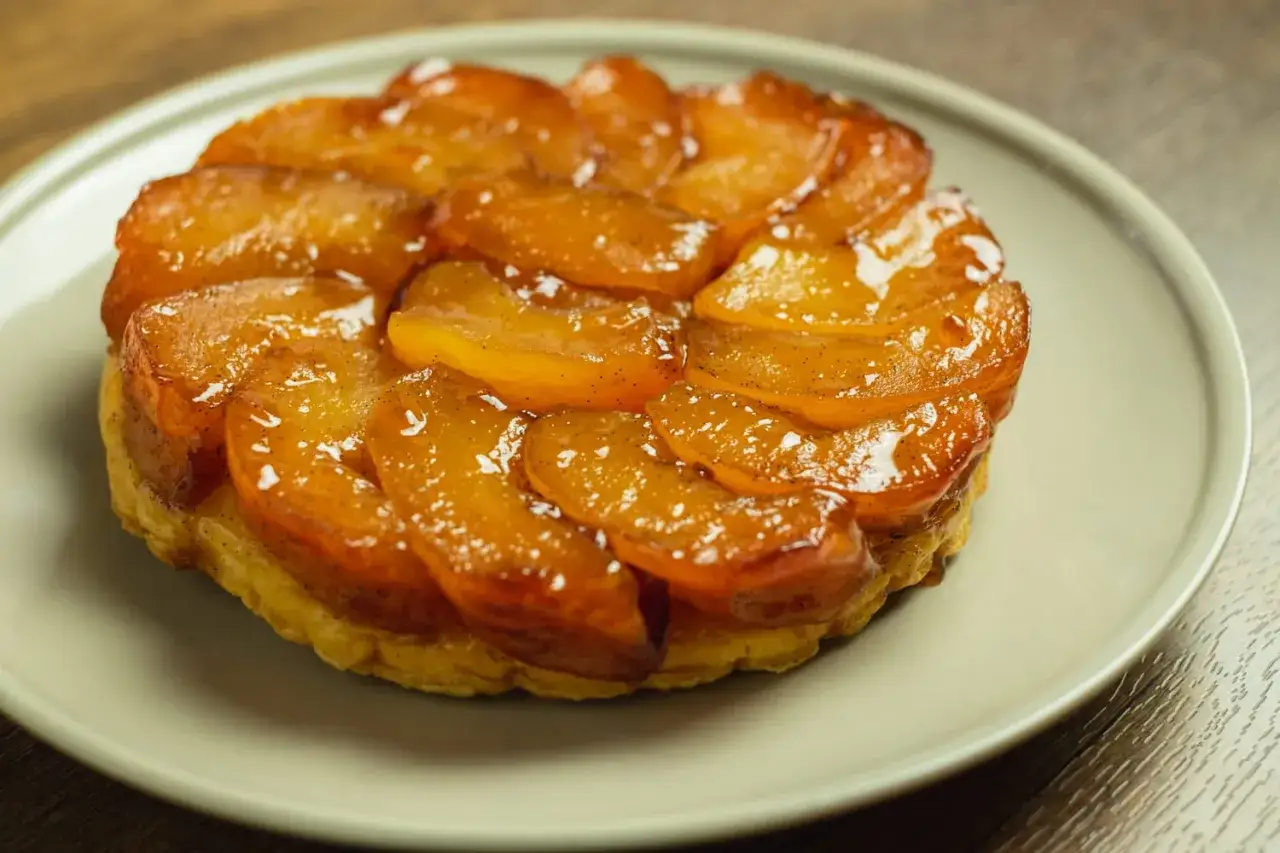 Tarte Tatin aux pommes caram&eacute;lis&eacute;es, pr&ecirc;te pour la d&eacute;gustation. La cuisson a r&eacute;v&eacute;l&eacute; des fruits dor&eacute;s et un caramel brillant.