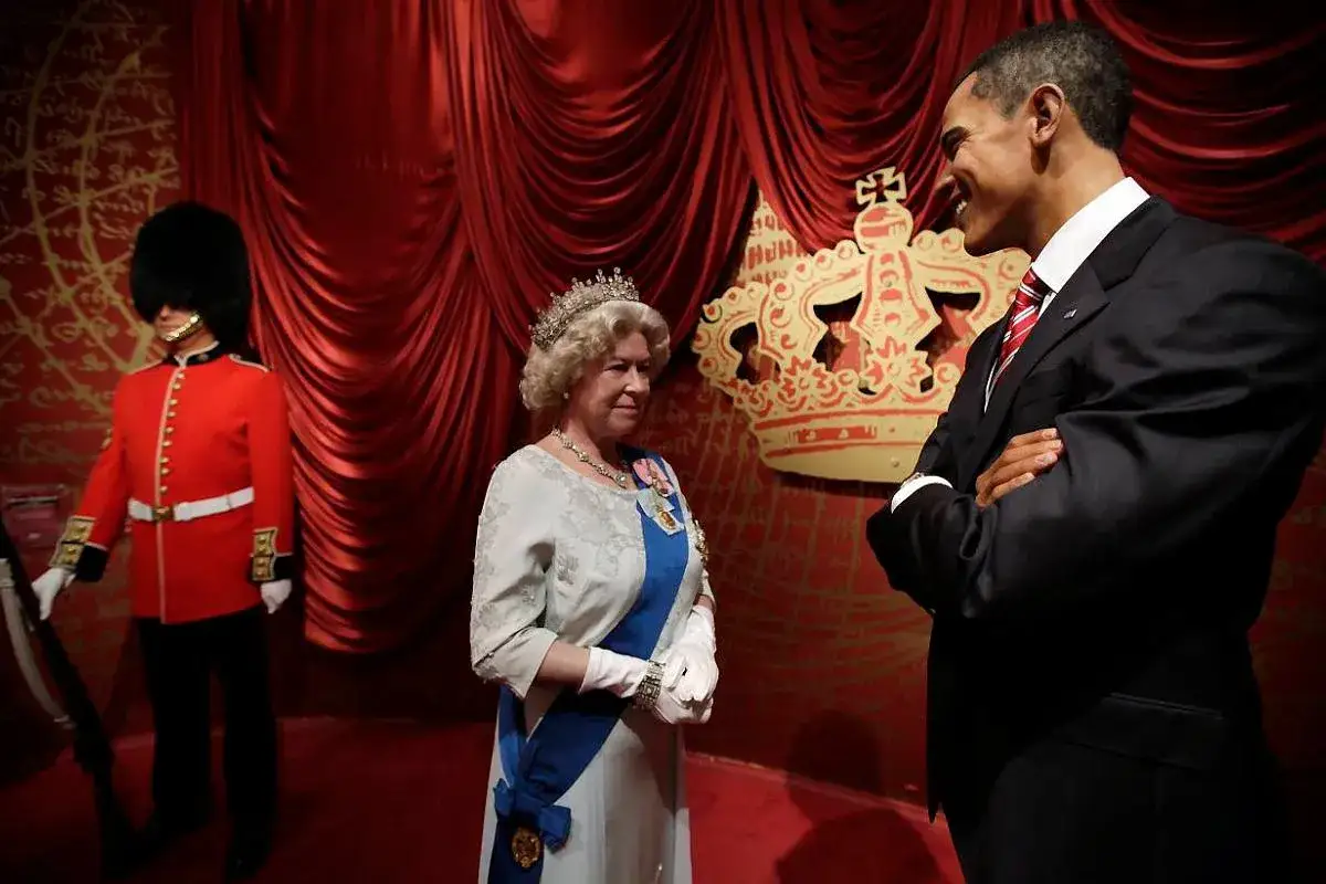 Figury woskowe w Warszawie: Królowa Elżbieta II, Barack Obama i gwardzista.