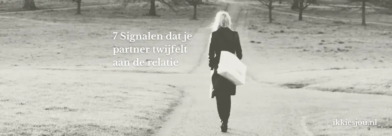 Vrouw loopt weg, met tekst 