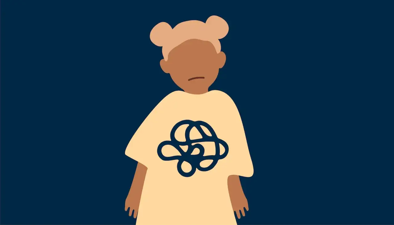 Kind mit einem traurigen Gesichtsausdruck und einem verworrenen Muster auf dem T-Shirt, das Angst symbolisiert.