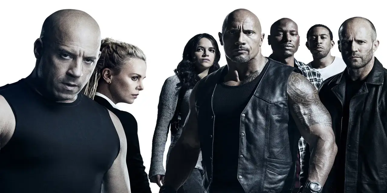 Die besetzung von Fast & Furious 8: Vin Diesel, Charlize Theron, Dwayne Johnson, Tyrese Gibson, Ludacris und Jason Statham posieren ernst.