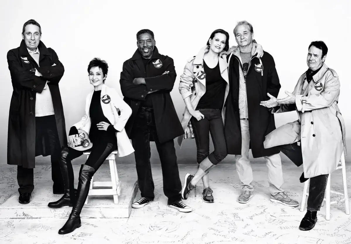 Pogromcy duchów obsada: Dan Aykroyd, Ernie Hudson, Sigourney Weaver, Bill Murray i Harold Ramis pozują do zdjęcia.