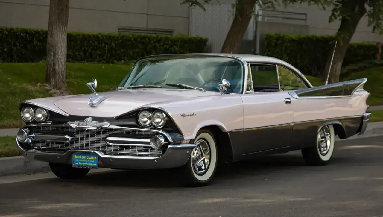 En ljusrosa och m&ouml;rkgr&aring; Dodge Coronet 1959 med kromdetaljer och fenor.