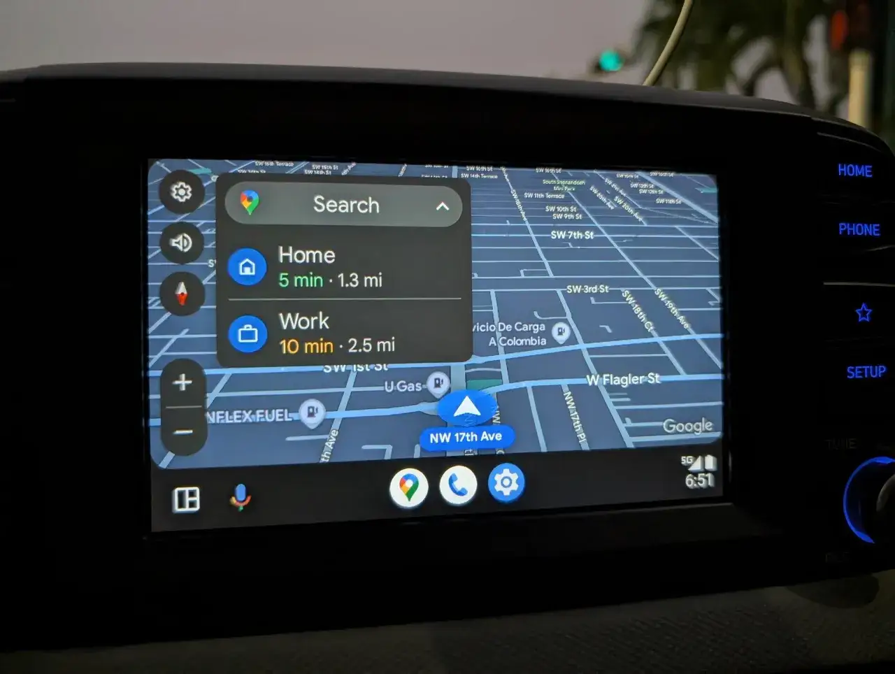 Nawigacja w aplikacji Android Auto pokazuje trasę do domu (5 min) i pracy (10 min).