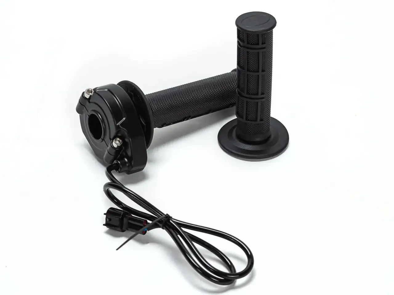 Pu&ntilde;os negros para moto, listos para cambiar y mejorar tu conducci&oacute;n. Incluyen acelerador y cableado.