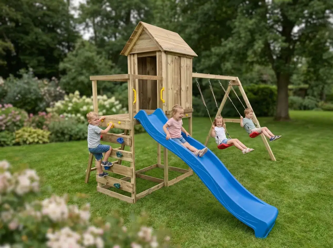 Kinder haben Spa&szlig; auf einem h&ouml;lzernen Spielturm mit Rutsche und Schaukel. Tolle baumhaus kinder ideen f&uuml;r den Garten.