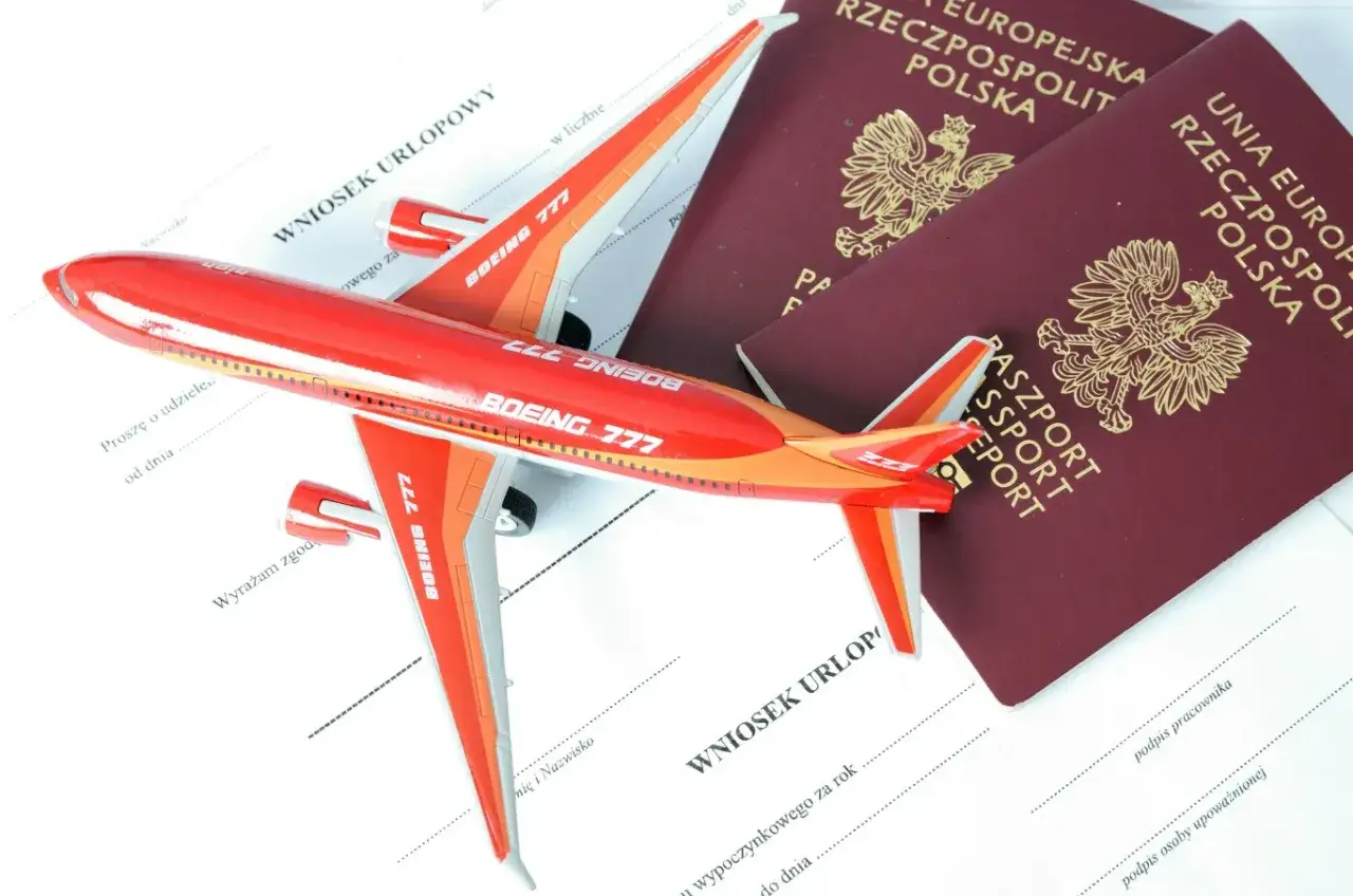 Model samolotu Boeing 777 na dokumentach i paszportach. Planujesz podróż? Sprawdź, czy do Albanii trzeba paszport.