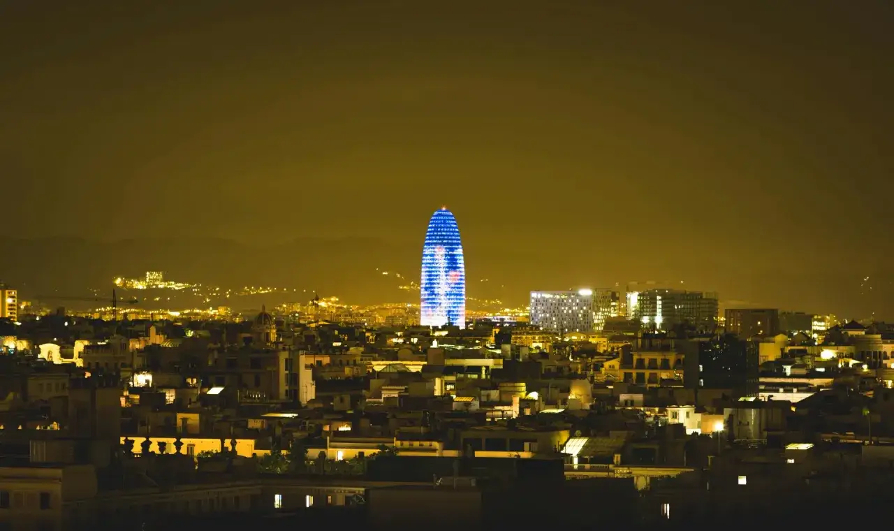La Torre Glòries illumina la notte di Barcellona, un sogno di lavorare a Barcellona tra luci e architetture moderne.