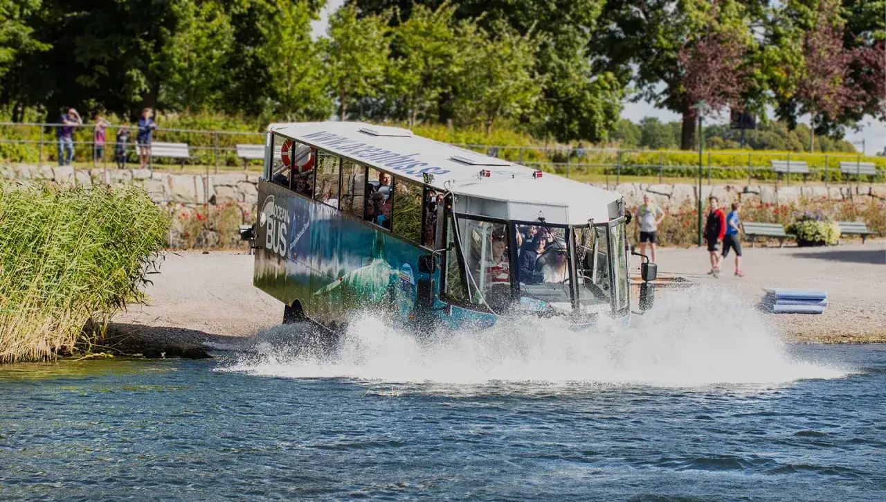 Amfibiebuss i Stockholm kör ner i vattnet med ett stort plask.