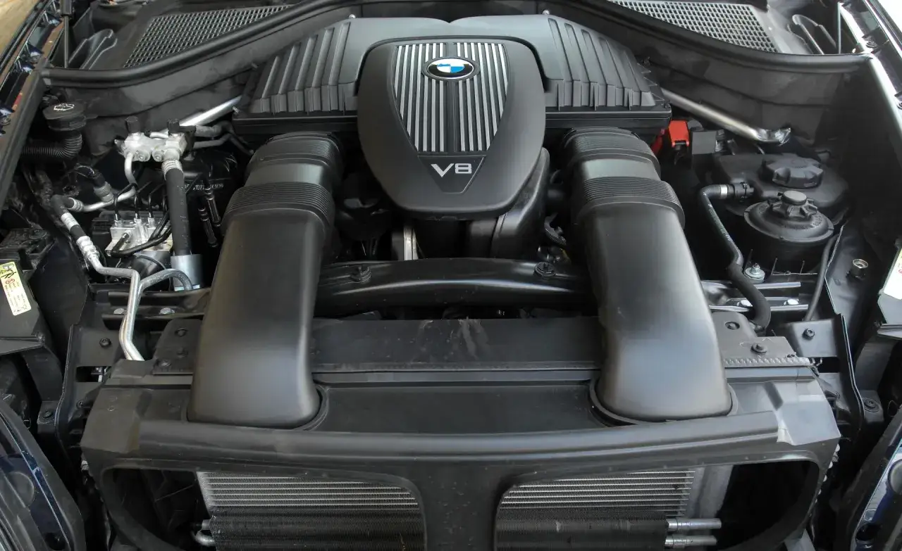 Silnik V8 BMW E70, potężna jednostka napędowa gotowa do drogi.