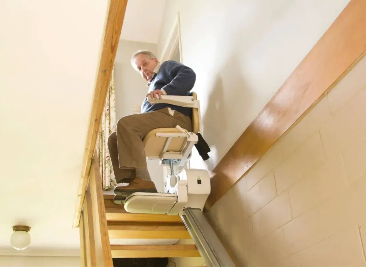 Anziano su montascale, un aiuto per la mobilità che facilita la vita, in linea con la legge 104.