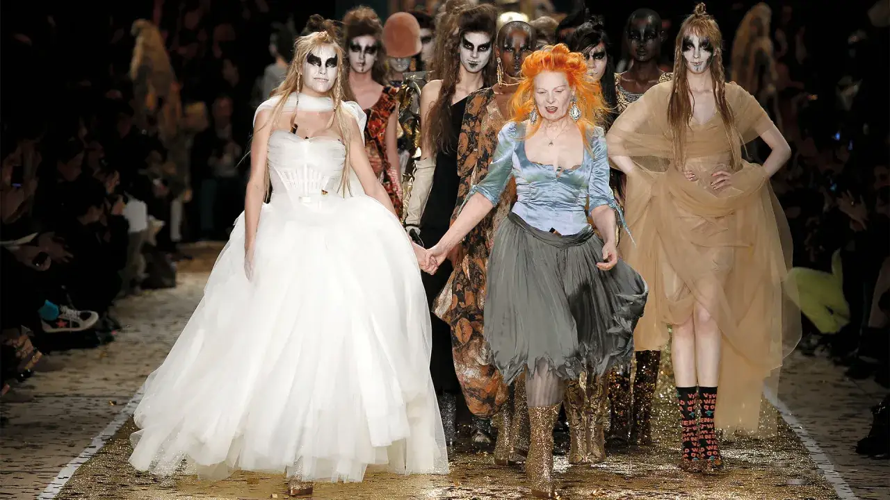 Modelos con maquillaje dramático desfilan en Westwood, lideradas por Vivienne Westwood.
