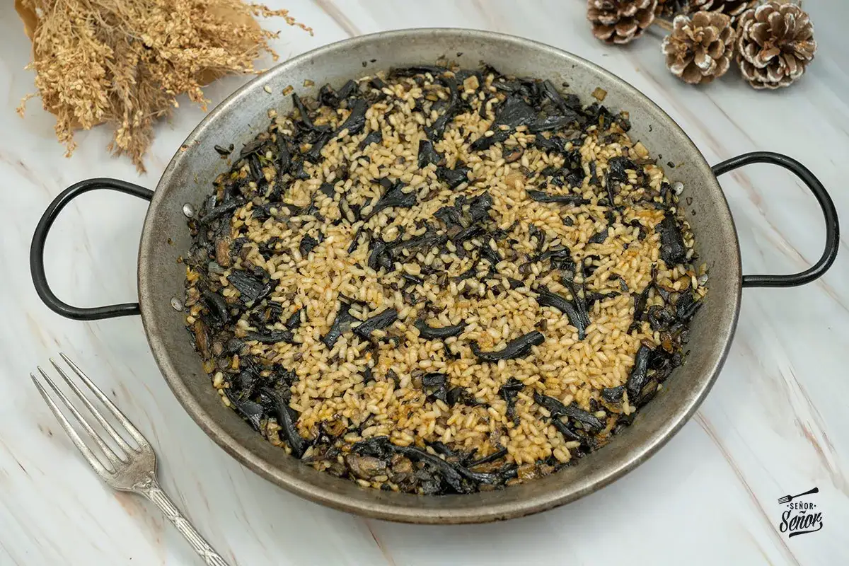 Arroz meloso con trompetas de la muerte, un plato otoñal lleno de sabor.