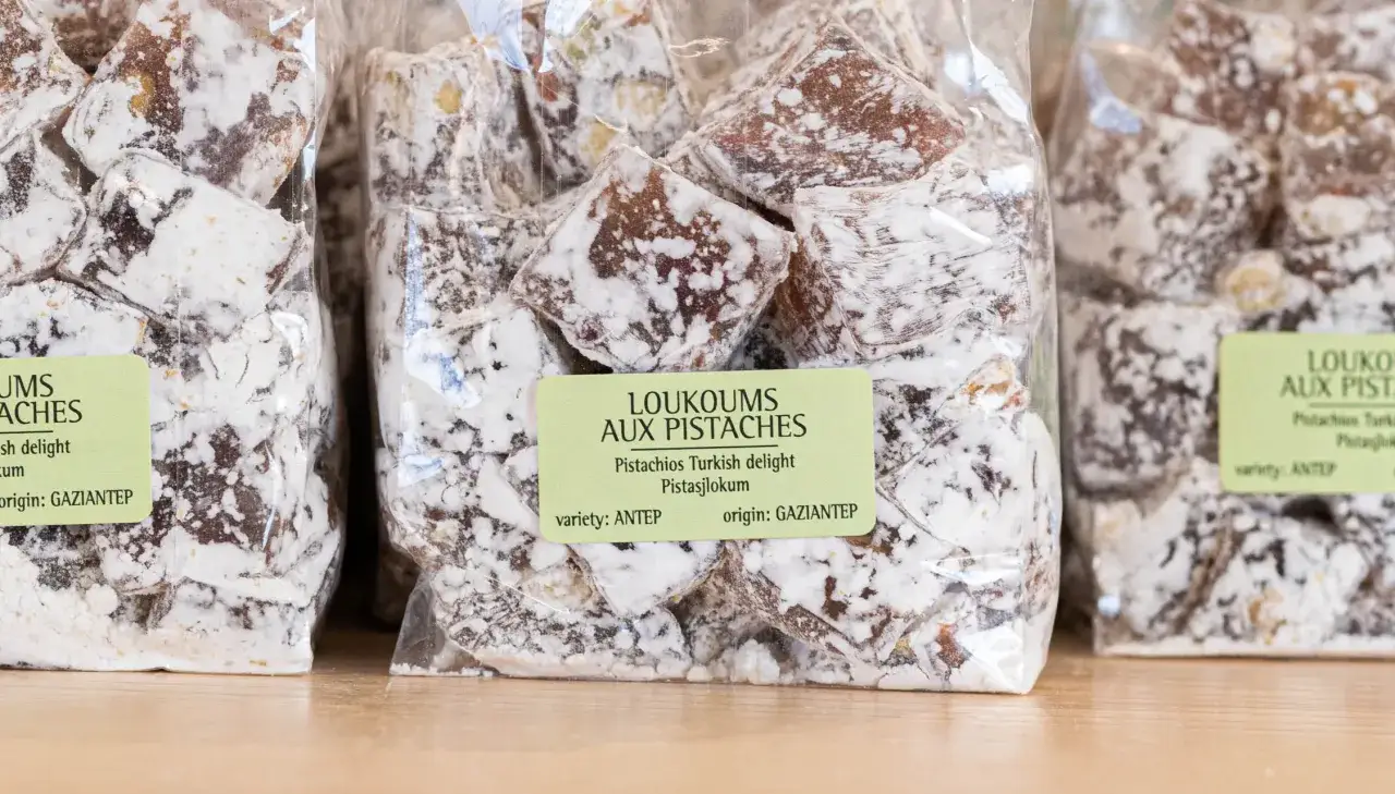 Des loukoums aux pistaches, une recette traditionnelle turque, saupoudrés de sucre glace. Parfaits pour une pause gourmande.
