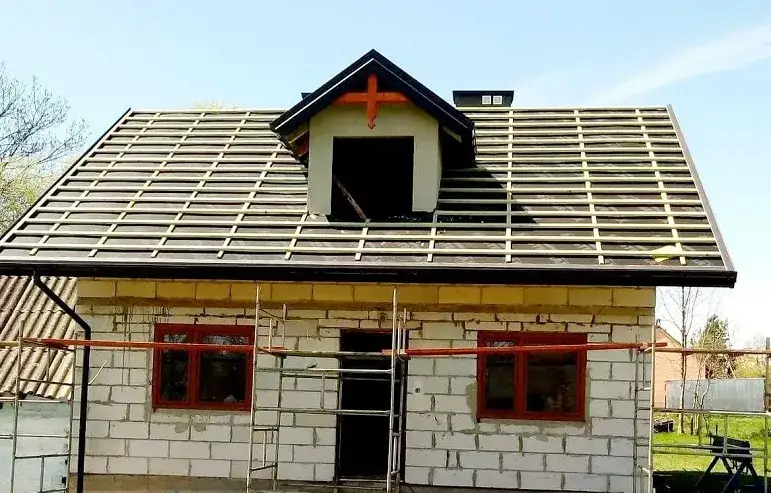 Zdjęcie Ile kosztuje remont dachu 200m2? Poznaj ukryte wydatki i oszczędności