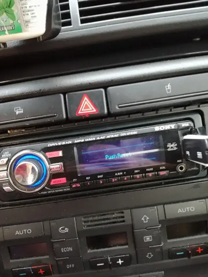 Zdjęcie Jak zresetować radio samochodowe i uniknąć problemów z kodem