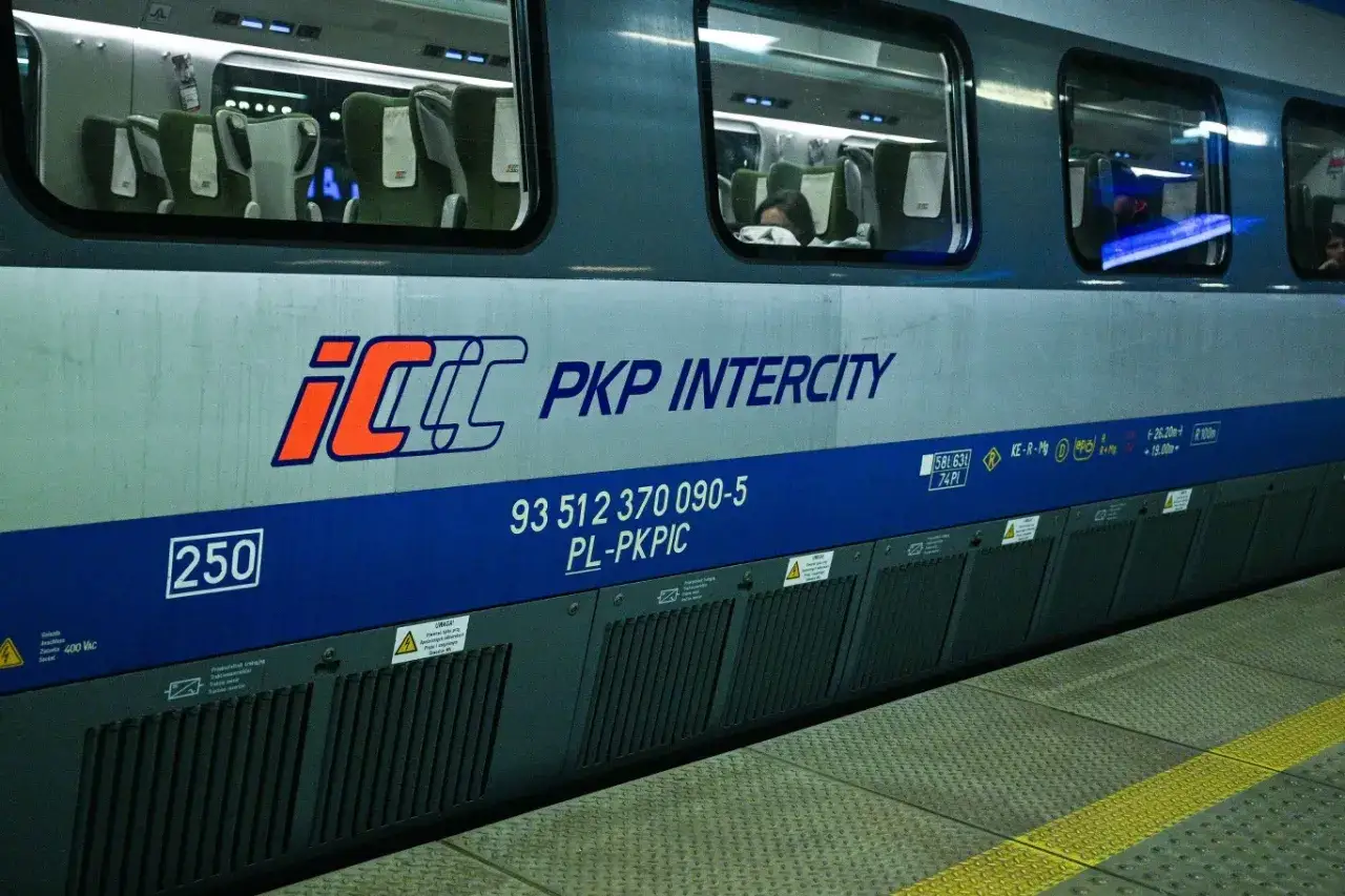 Pociąg do Splitu PKP Intercity z numerem 250. Wygodne siedzenia w środku, podróż zapowiada się relaksująco.