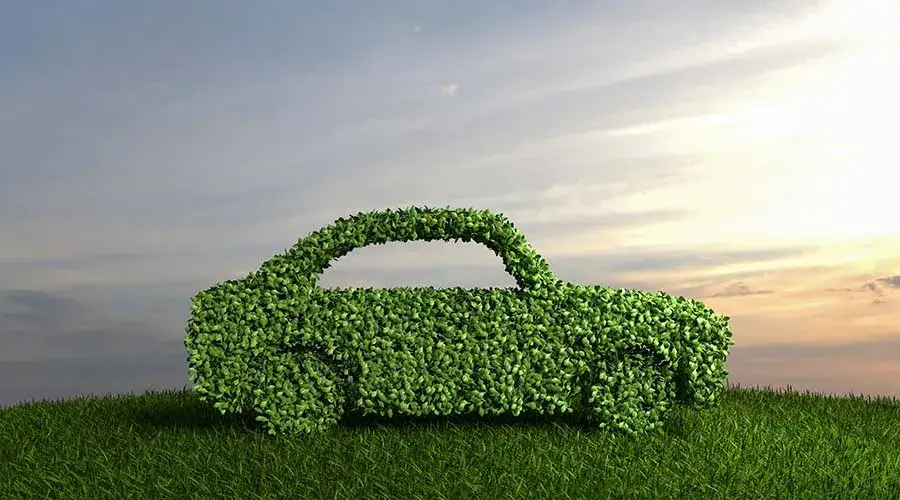 Auto fährt sparsam, grünes Fahren