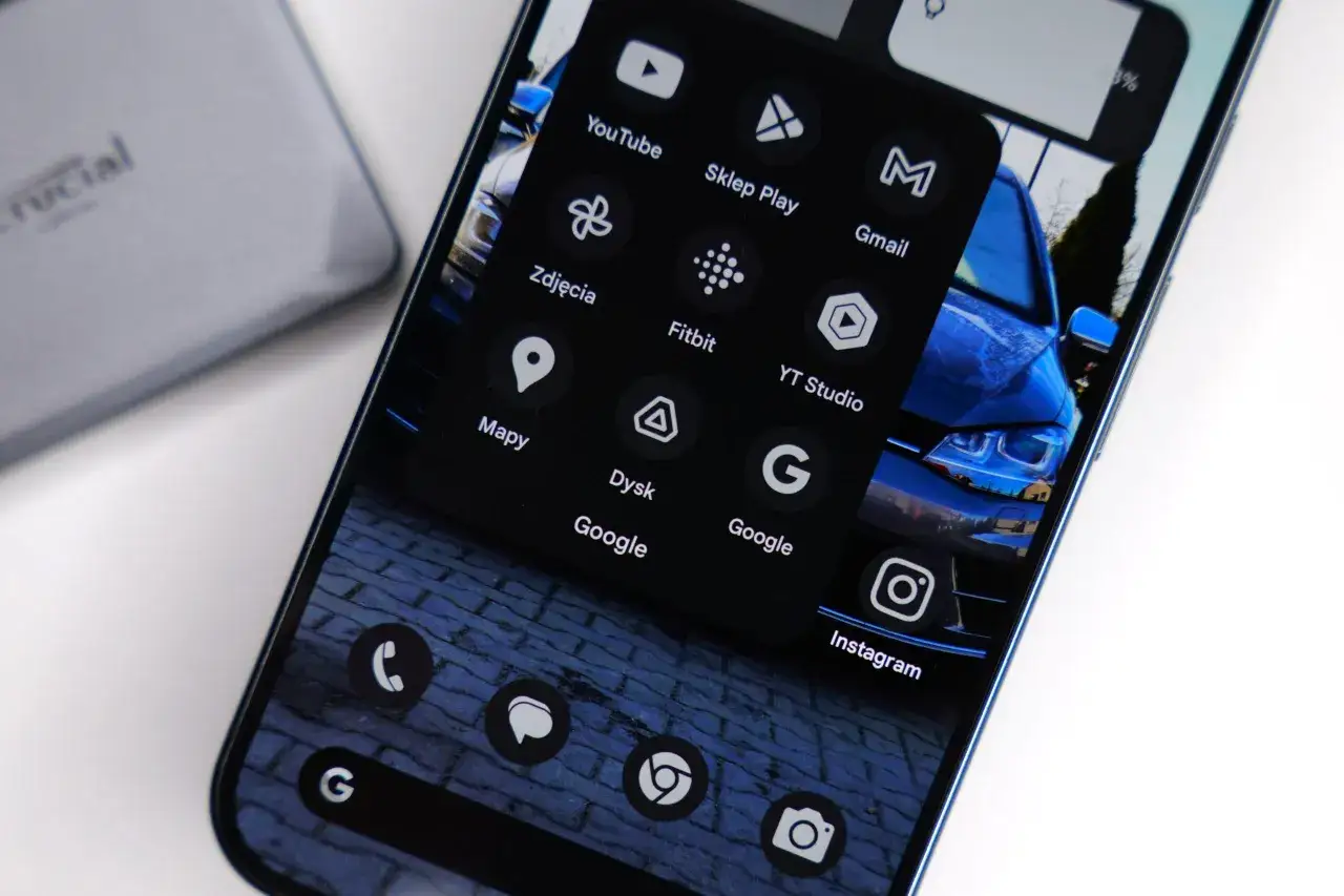 Smartfon z ciemnym motywem i ikonami aplikacji Google, takimi jak YouTube, Gmail, Mapy, Dysk, Zdjęcia, Instagram. Dostępne są też darmowe AI.