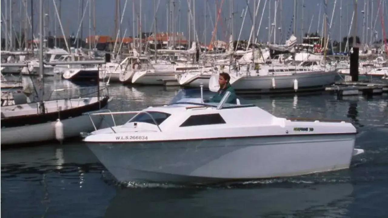 Bateau Beneteau California 520 en navigation. Fiche technique disponible pour ce modèle.