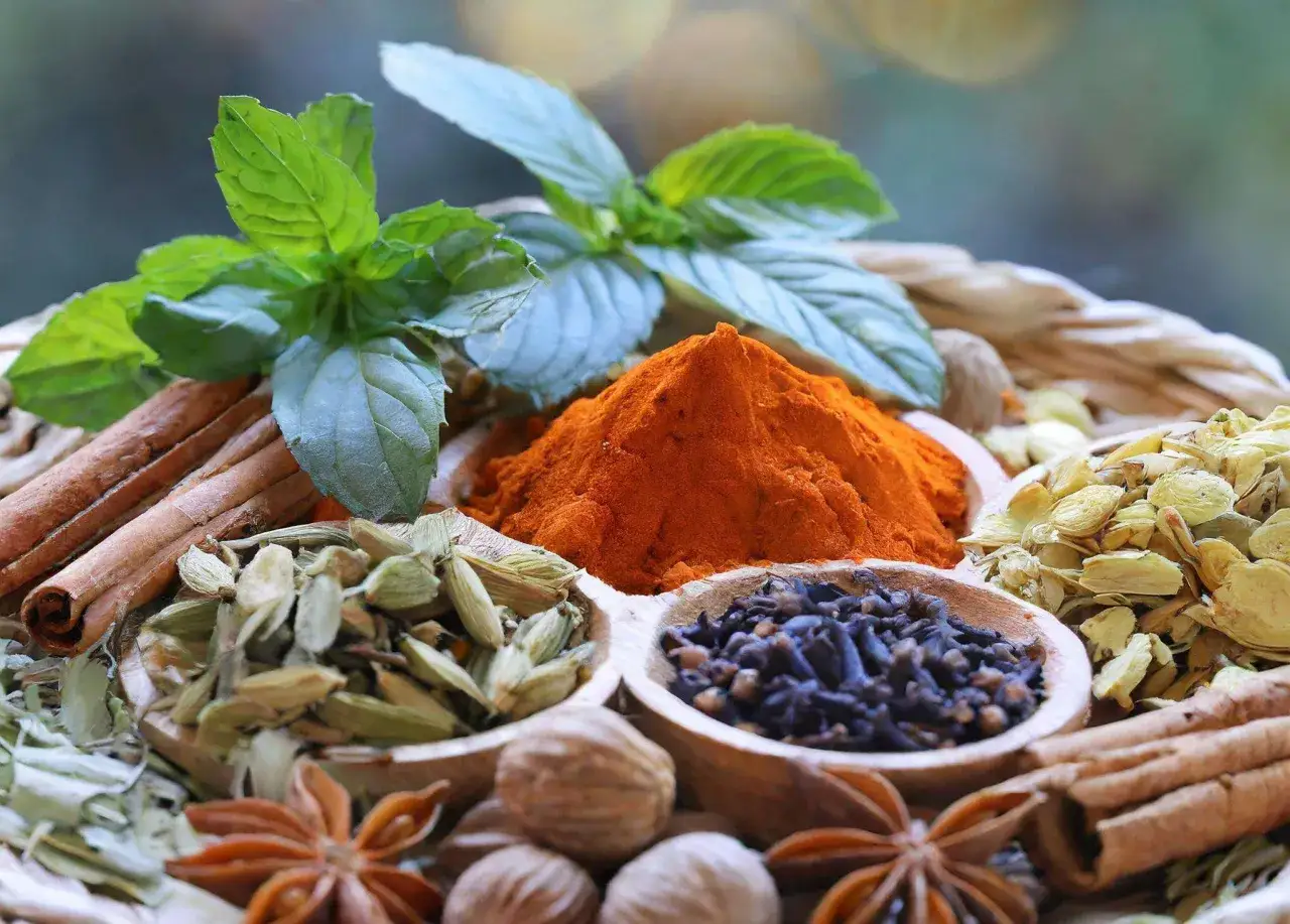 Spezie miste in ciotole di legno: cannella, cardamomo, chiodi di garofano, curcuma, anice stellato e noce moscata. Attenzione, alcune tisane fanno male allo stomaco.