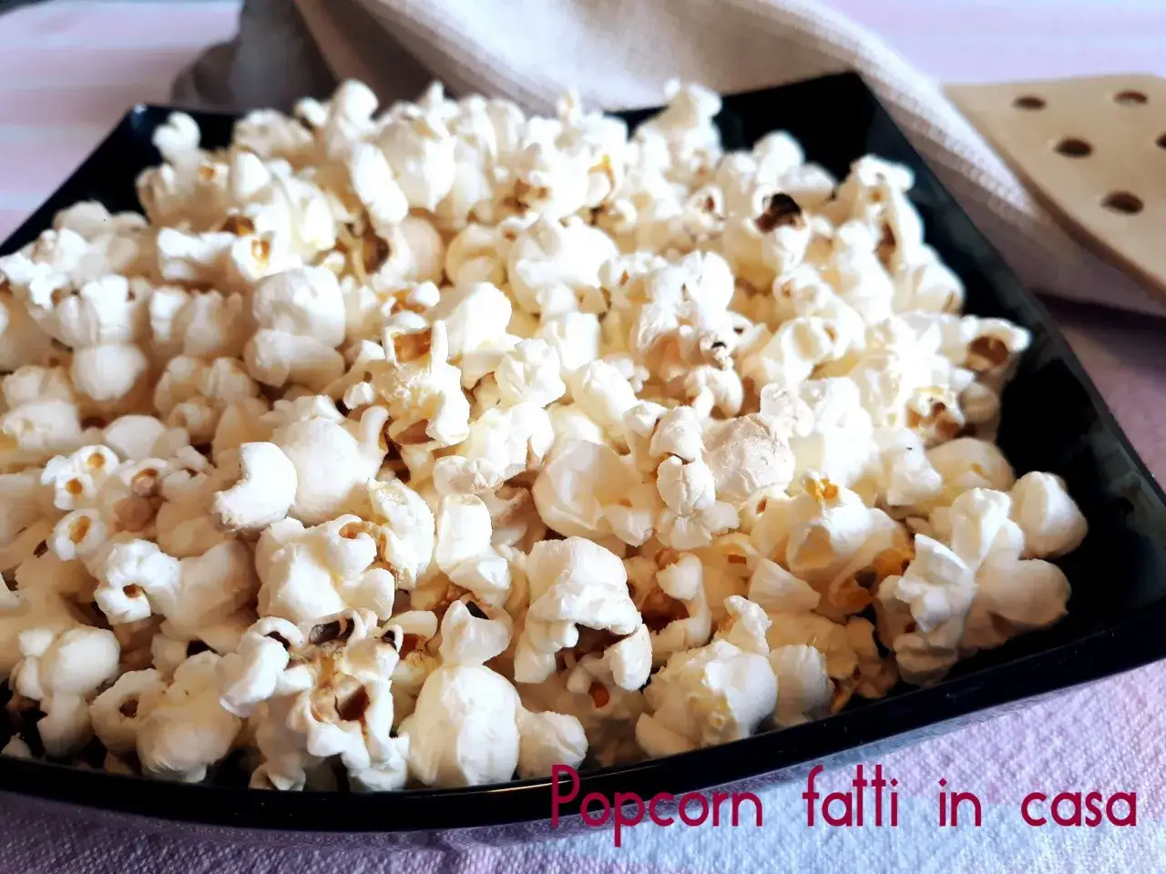 Popcorn fatti in casa, un'esplosione di gusto e leggerezza. Attenzione alle calorie, ma ne vale la pena!